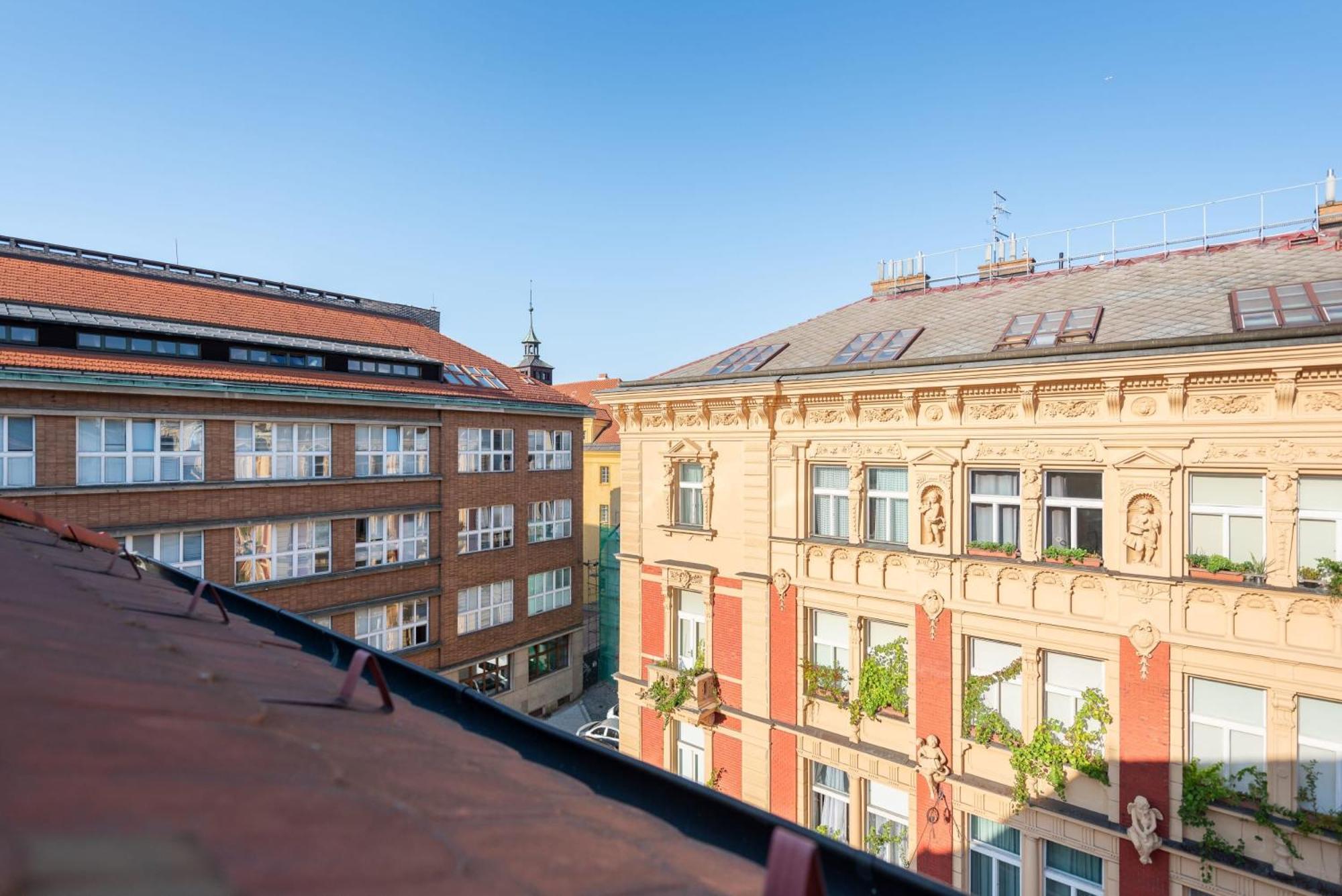 Stylish 2-level Near The National Theatre Apartament
