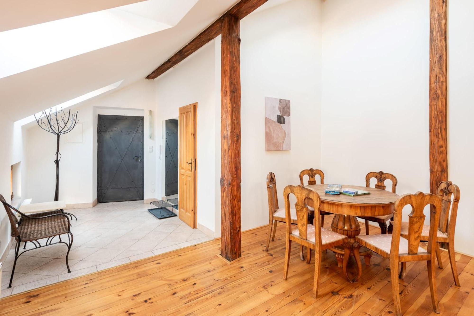 Stylish 2-level Near The National Theatre Apartament *