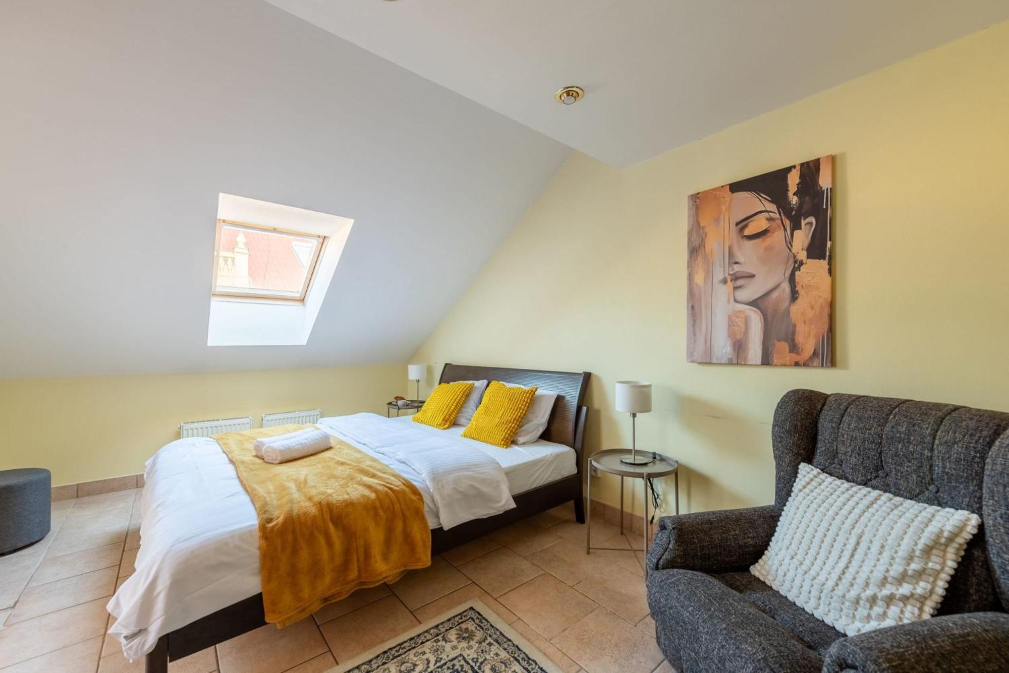 Stylish 2-level Near The National Theatre Apartament *