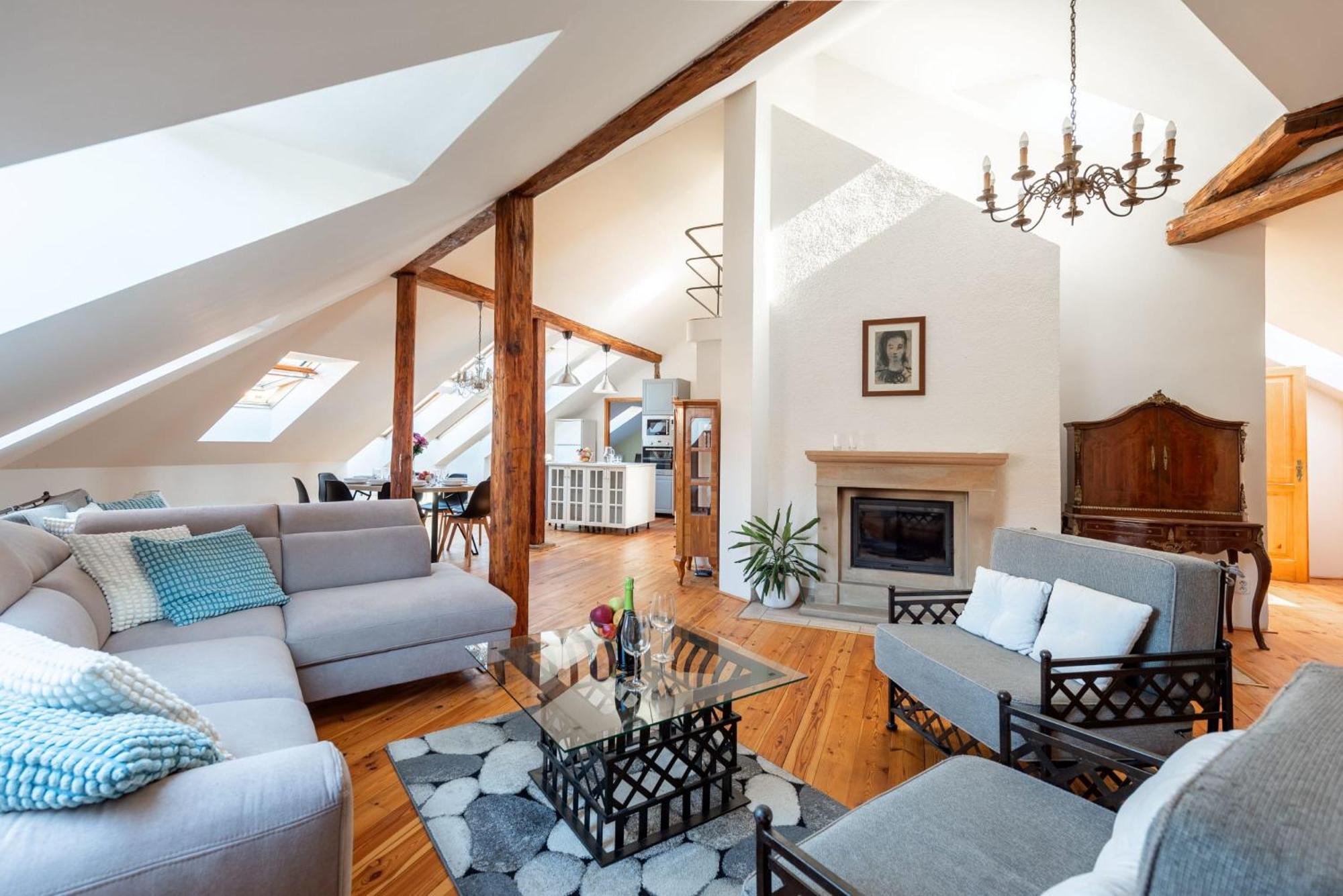 Stylish 2-level Near The National Theatre Apartament